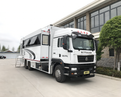 大型通信指挥车